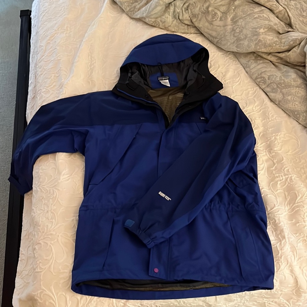 Mens Medium Patagonia rain coat. Gore Tex.